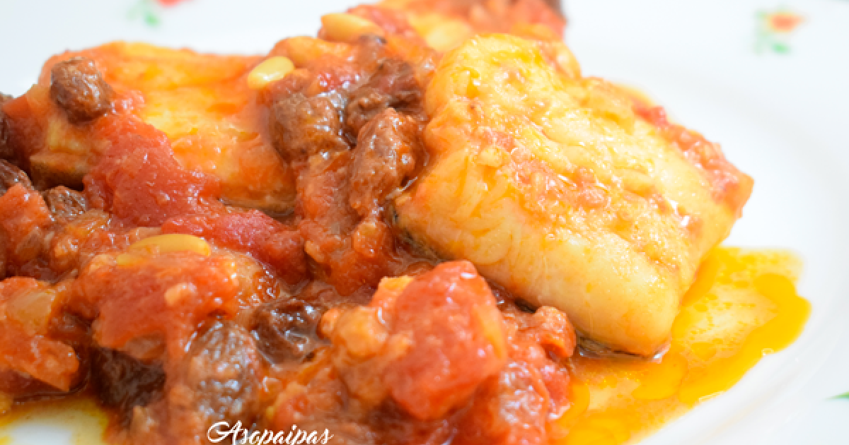 Bacalao en salsa de tomate con pasas y piñones. vídeo