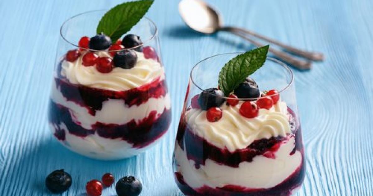 Vasito De Yogur Con Mermelada Y Nata | Recetas Fáciles Reunidas